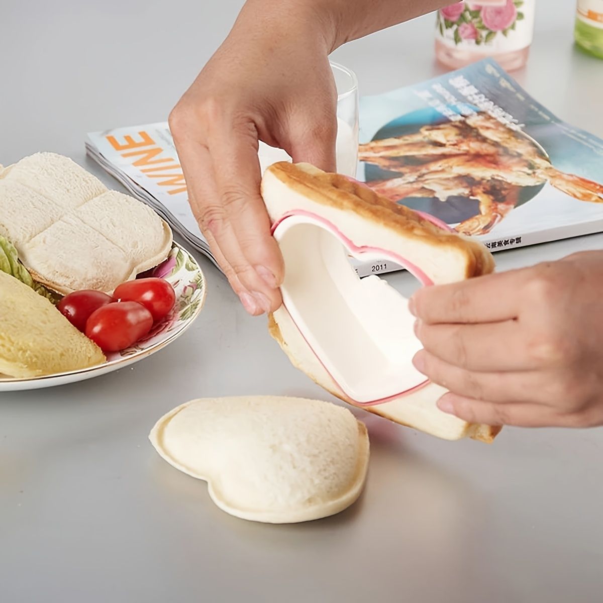 1pc Heart Sandwich Cutter And Sealer, Decruster Bread Sandwich Maker Cutters Make, DIY Pocket Sandwiches Mold Square Shape, Decruster Sandwich Maker For Kids, Family Kitchen Tools